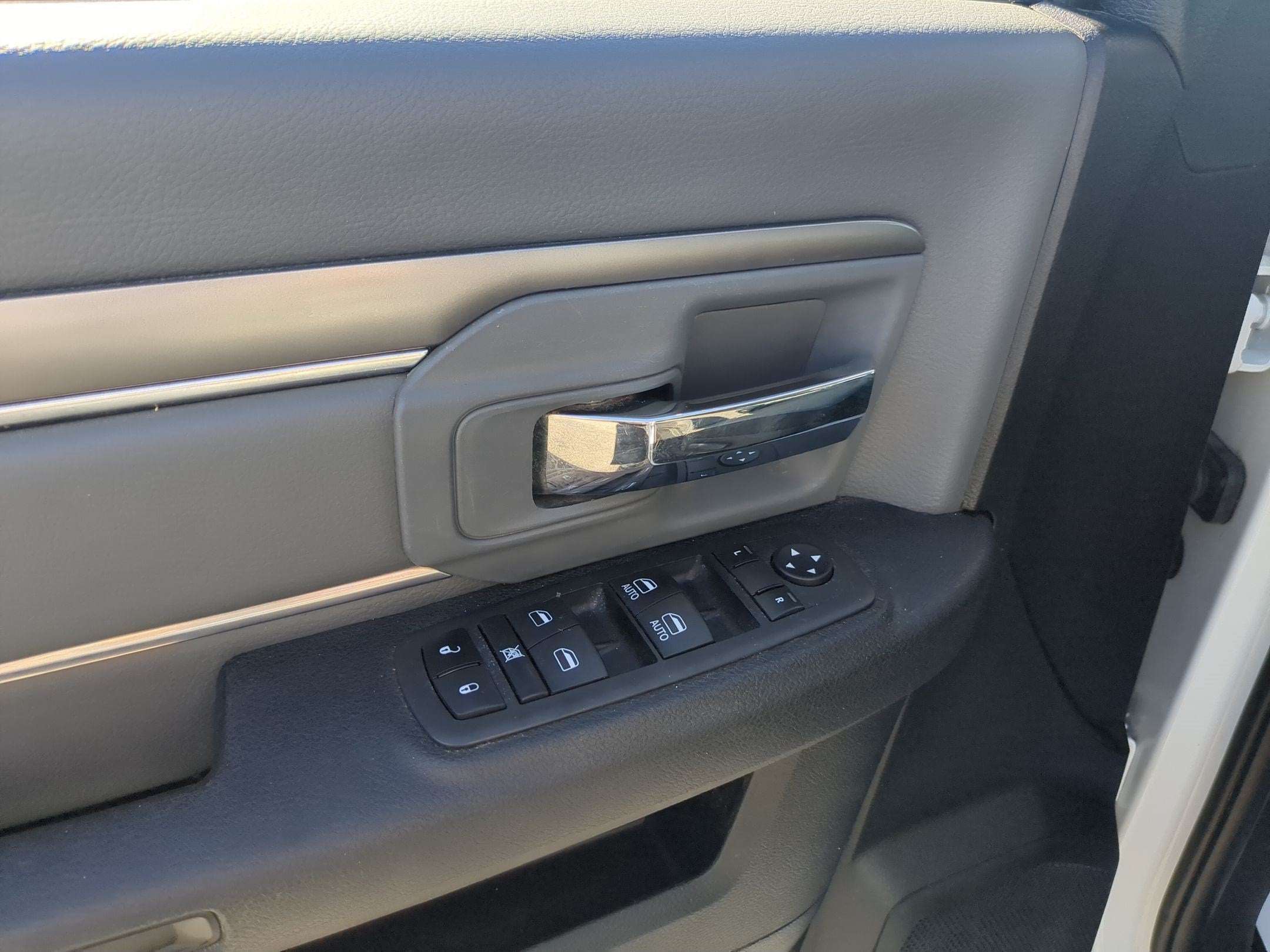 2024 RAM 1500 Classic SLT Quad Cab 4x2 6'4' Box