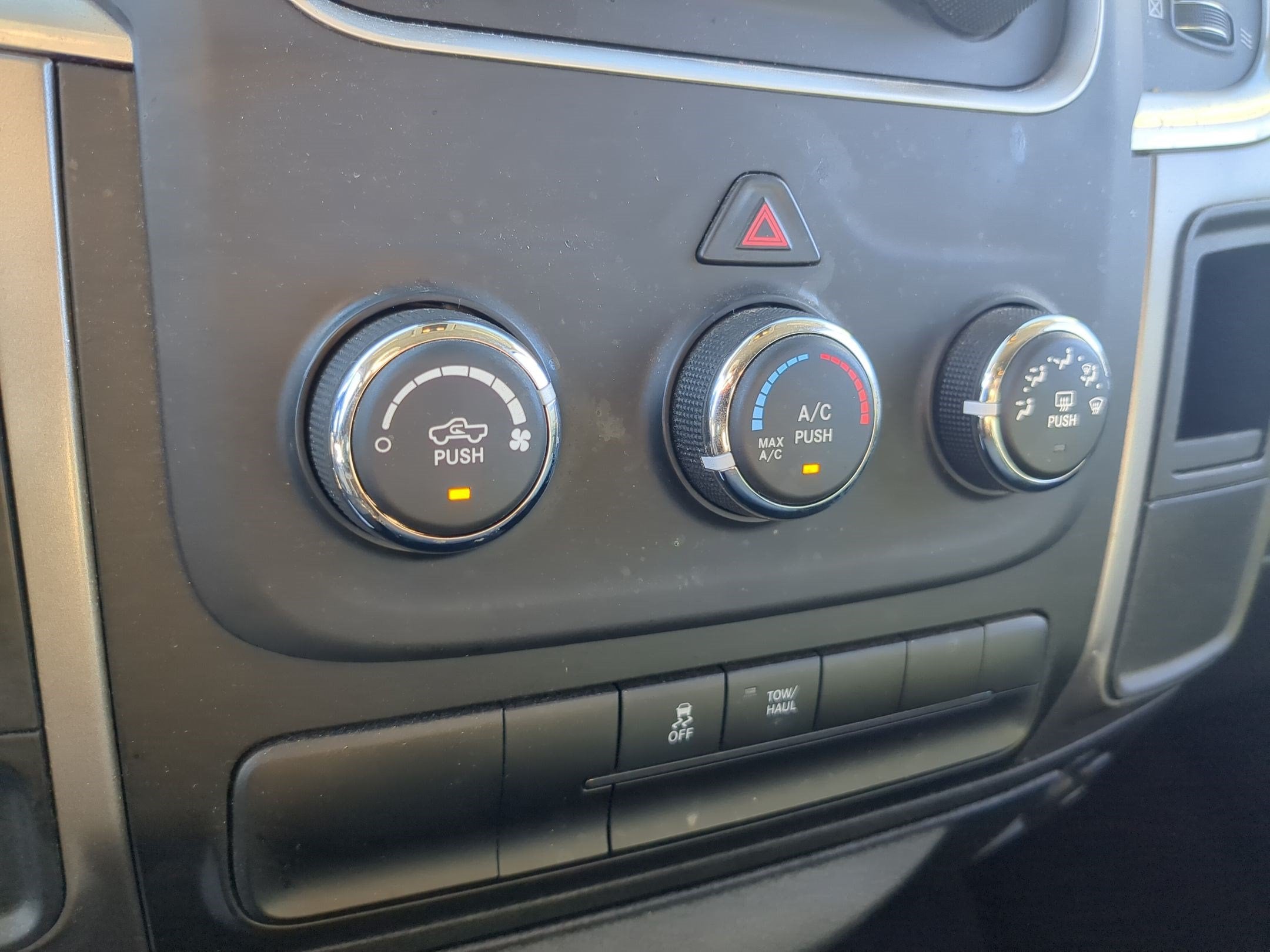 2024 RAM 1500 Classic SLT Quad Cab 4x2 6'4' Box