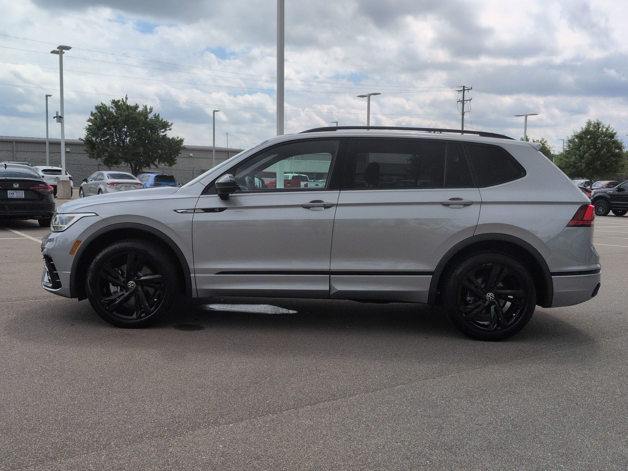 2023 Volkswagen Tiguan SE R-Line Black