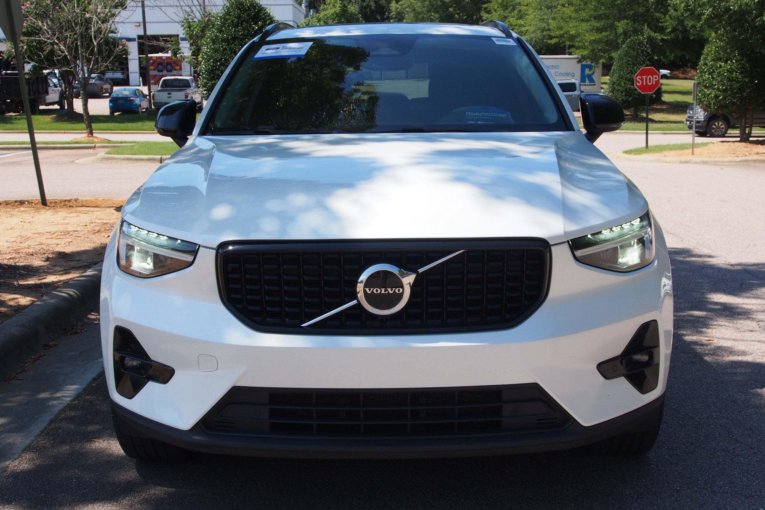 2023 Volvo XC40 Plus Dark Theme