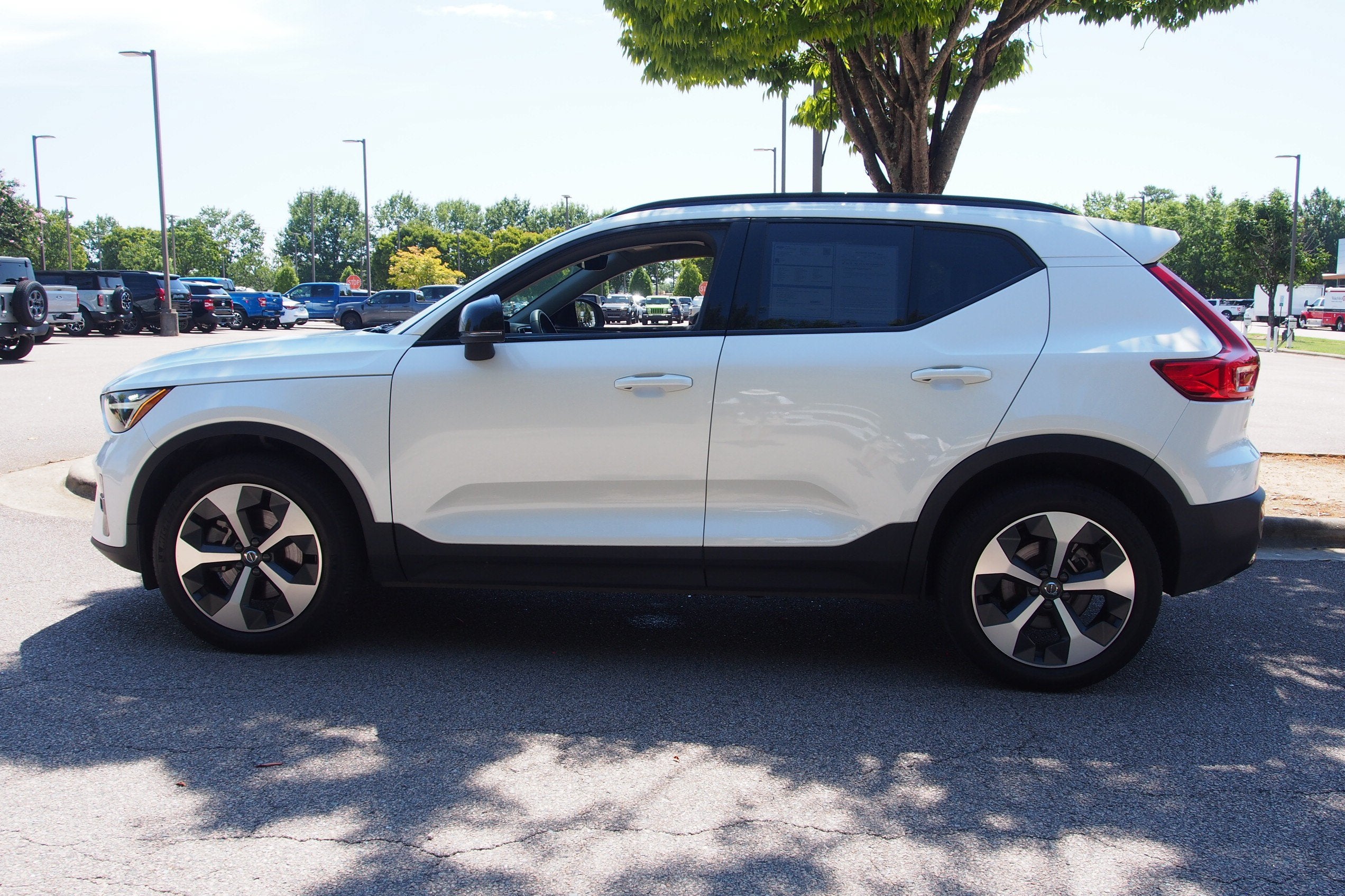 2023 Volvo XC40 Plus Dark Theme