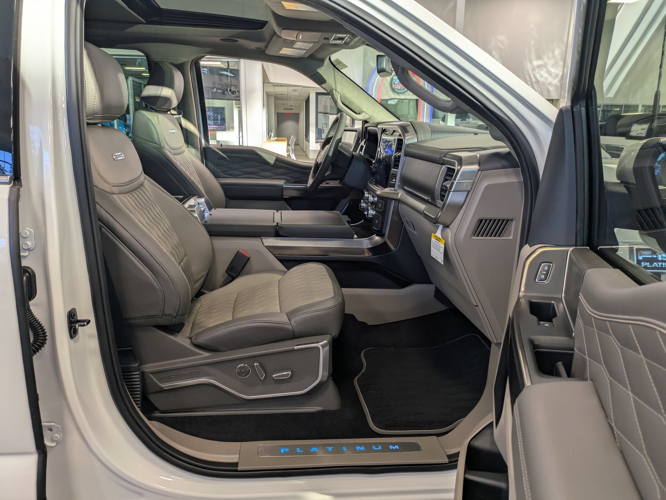 2026 Ford F-150 Platinum - Photo 41
