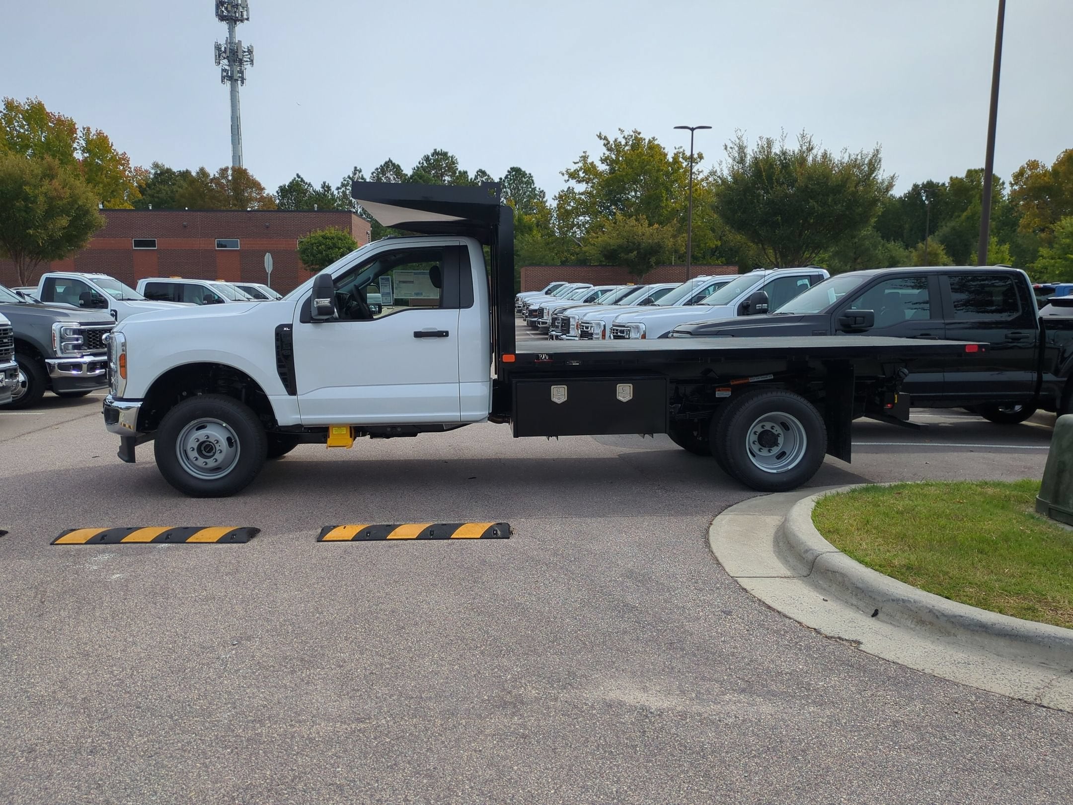2027 Ford Super Duty F-350 DRW XL