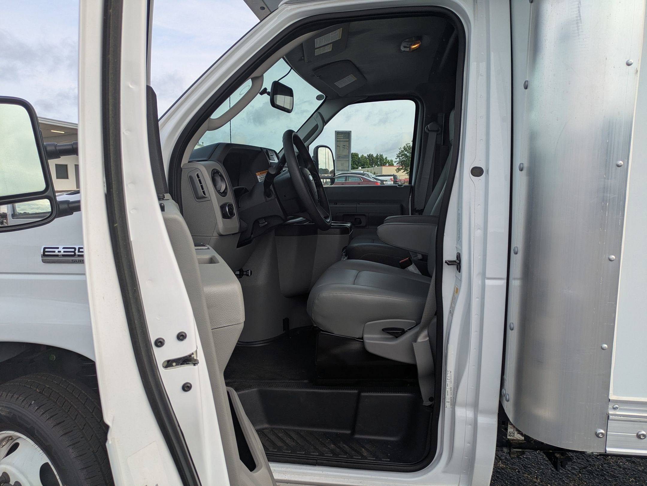 2025 Ford E-Series Cutaway E-350 SRW 138" WB