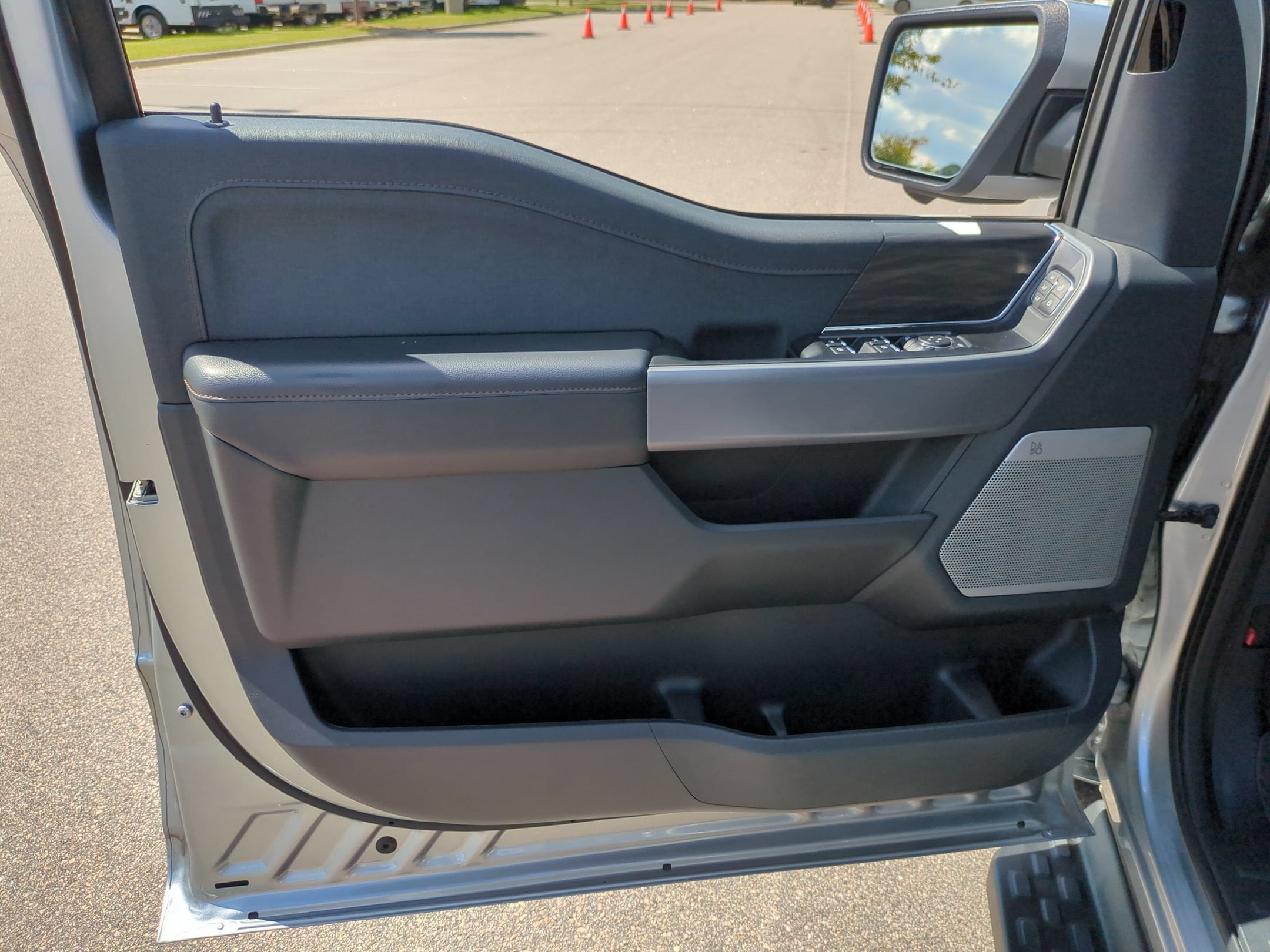 2025 Ford F-150 Lightning LARIAT