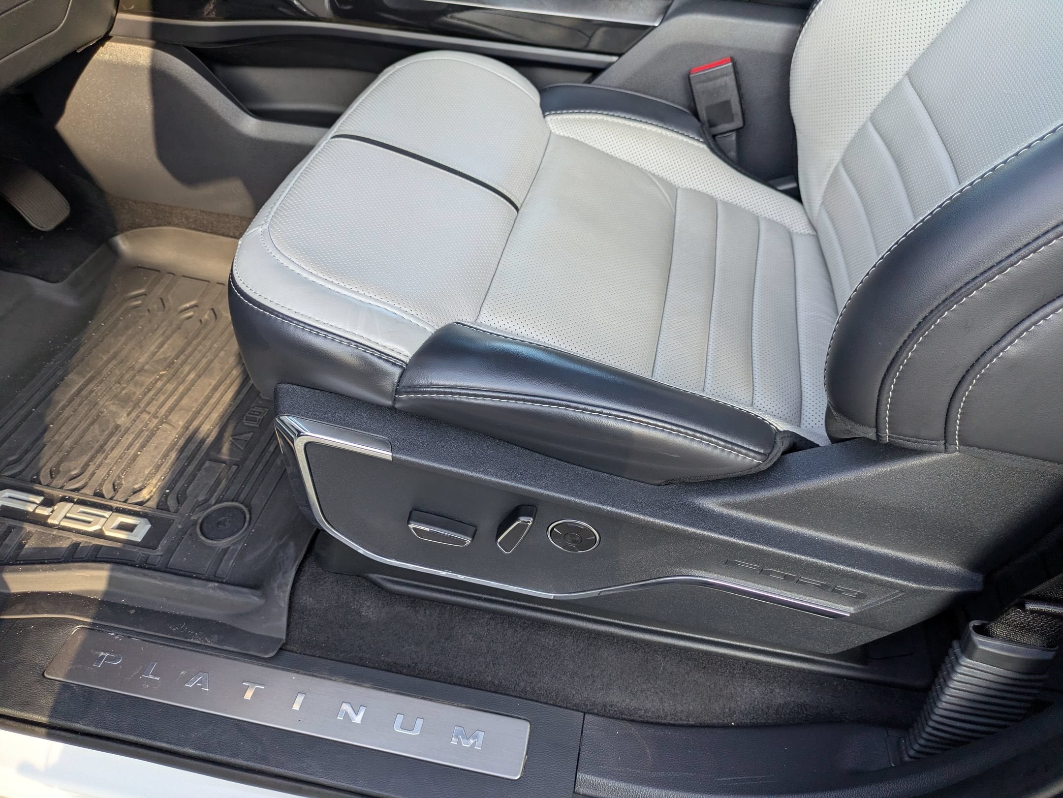 2025 Ford F-150 Lightning Platinum