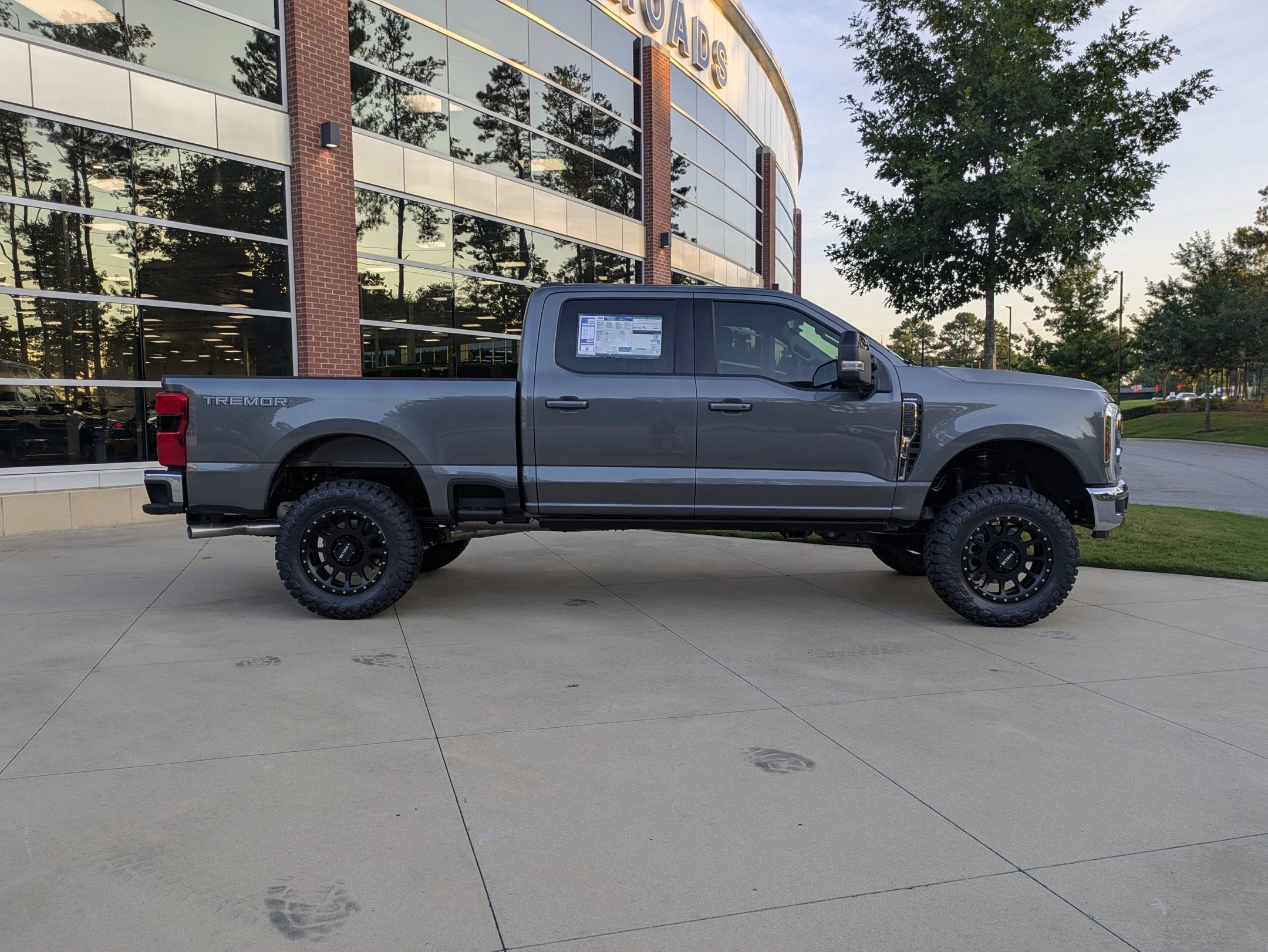 2026 Ford Super Duty F-250 SRW CUSTOM LARIAT LEVEL KIT WHEELS TIRES POWER BOARDS