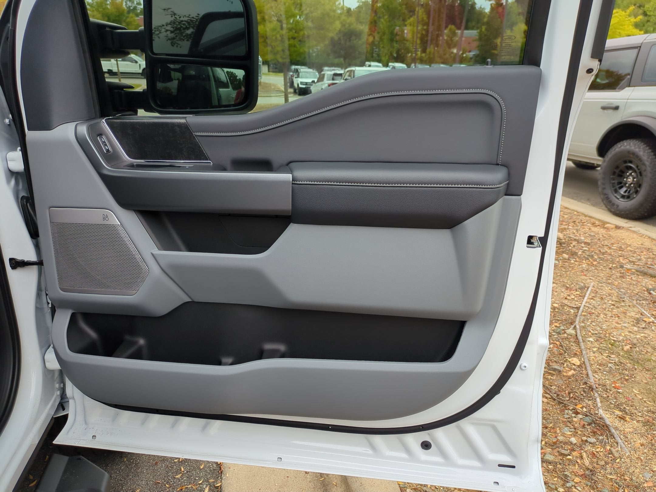 2027 Ford Super Duty F-350 SRW XLT