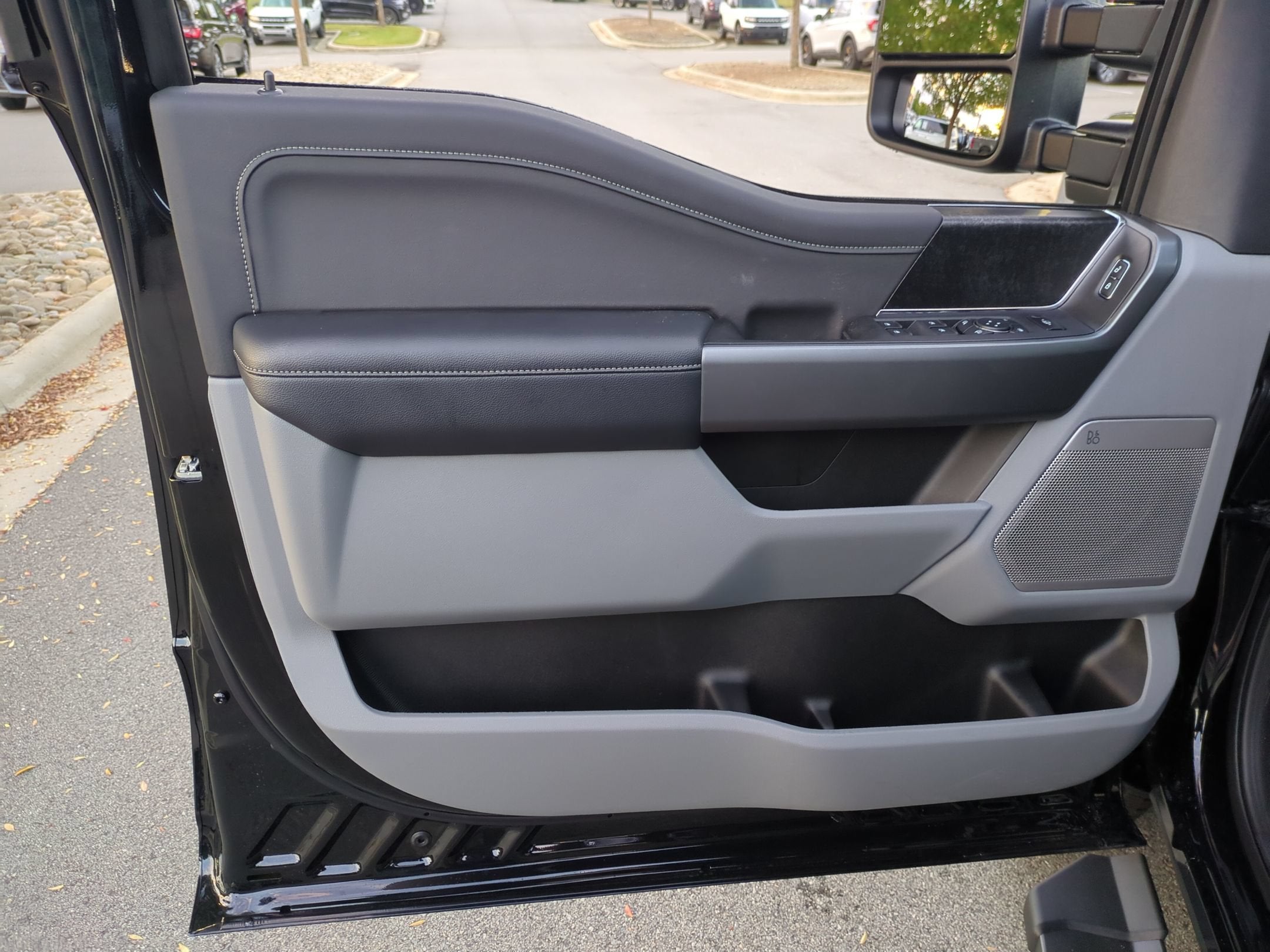 2027 Ford Super Duty F-350 SRW XLT