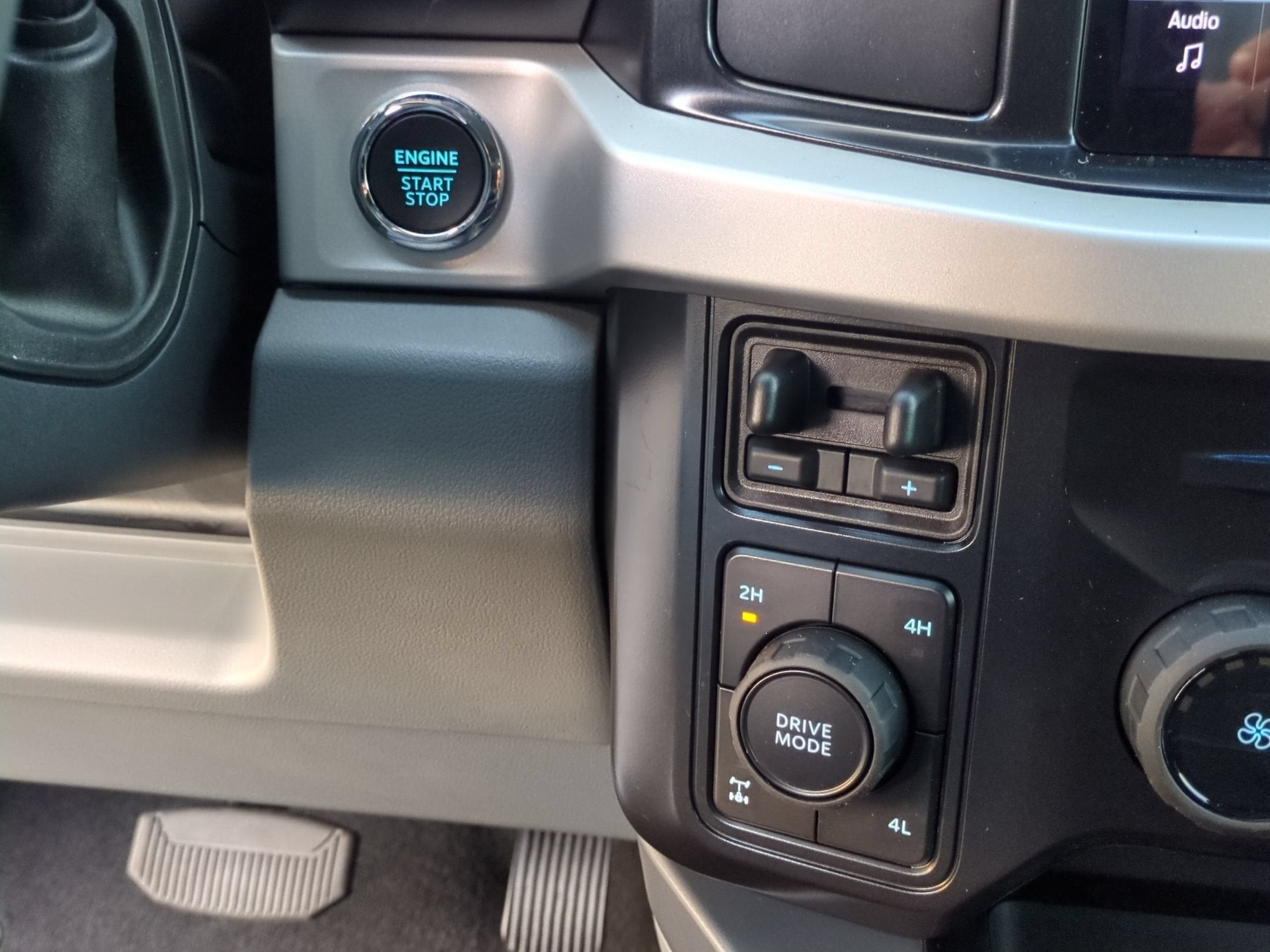 2027 Ford Super Duty F-350 SRW XLT