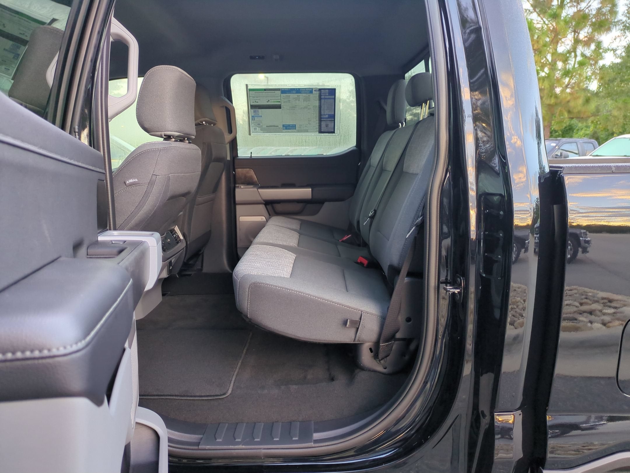2027 Ford Super Duty F-350 SRW XLT