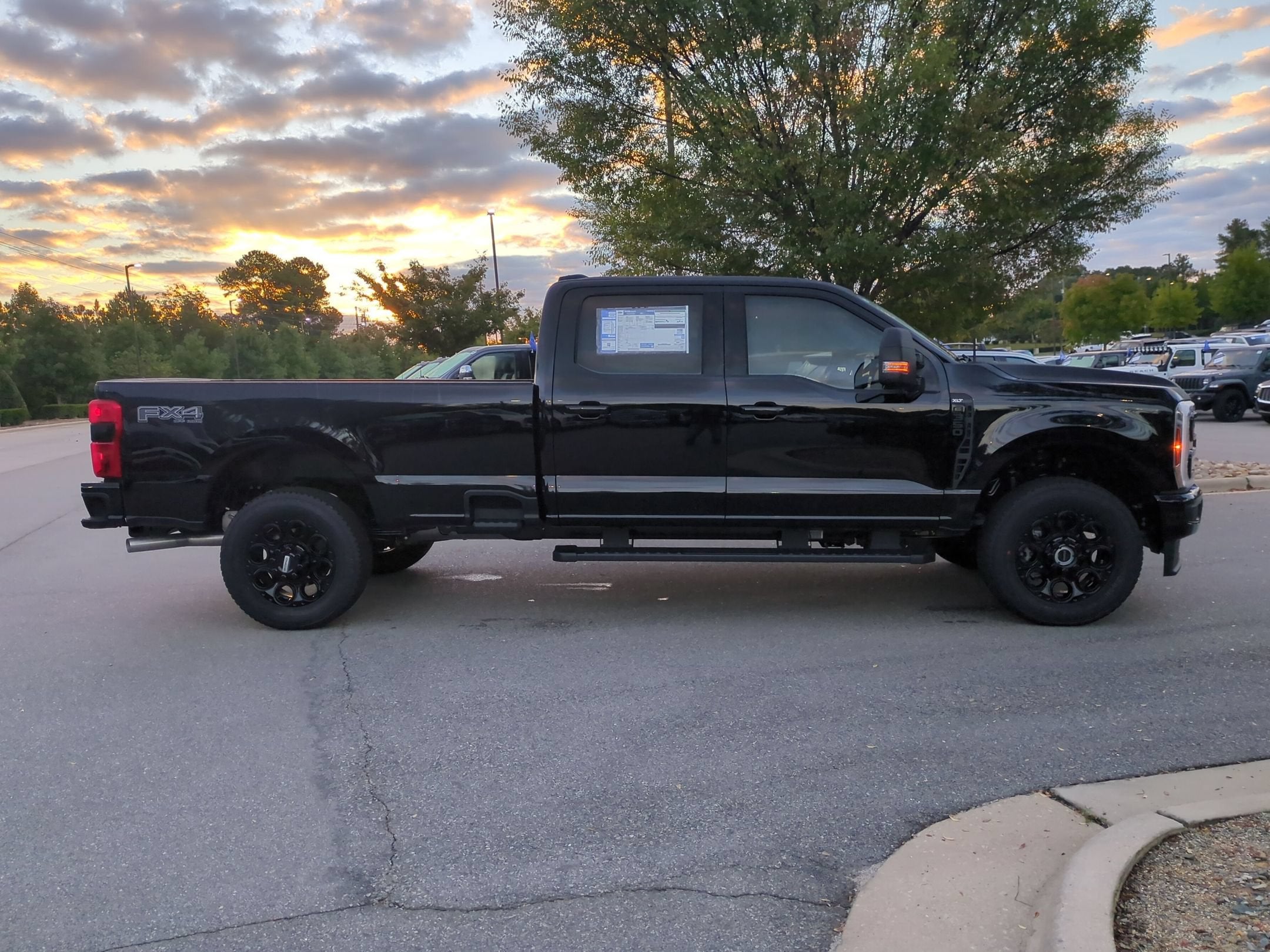 2027 Ford Super Duty F-350 SRW XLT
