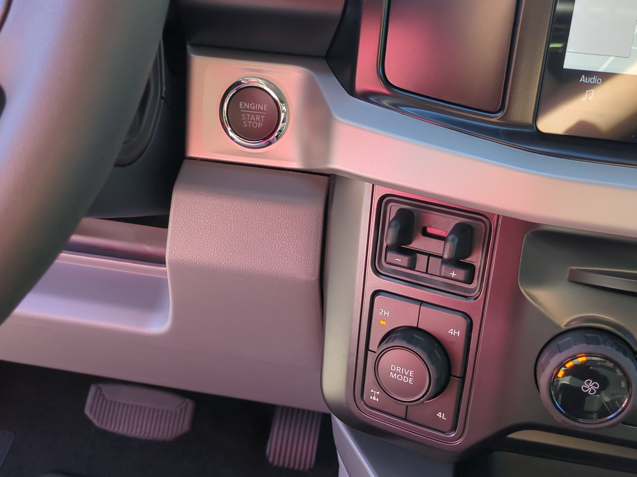 2027 Ford Super Duty F-350 SRW XLT