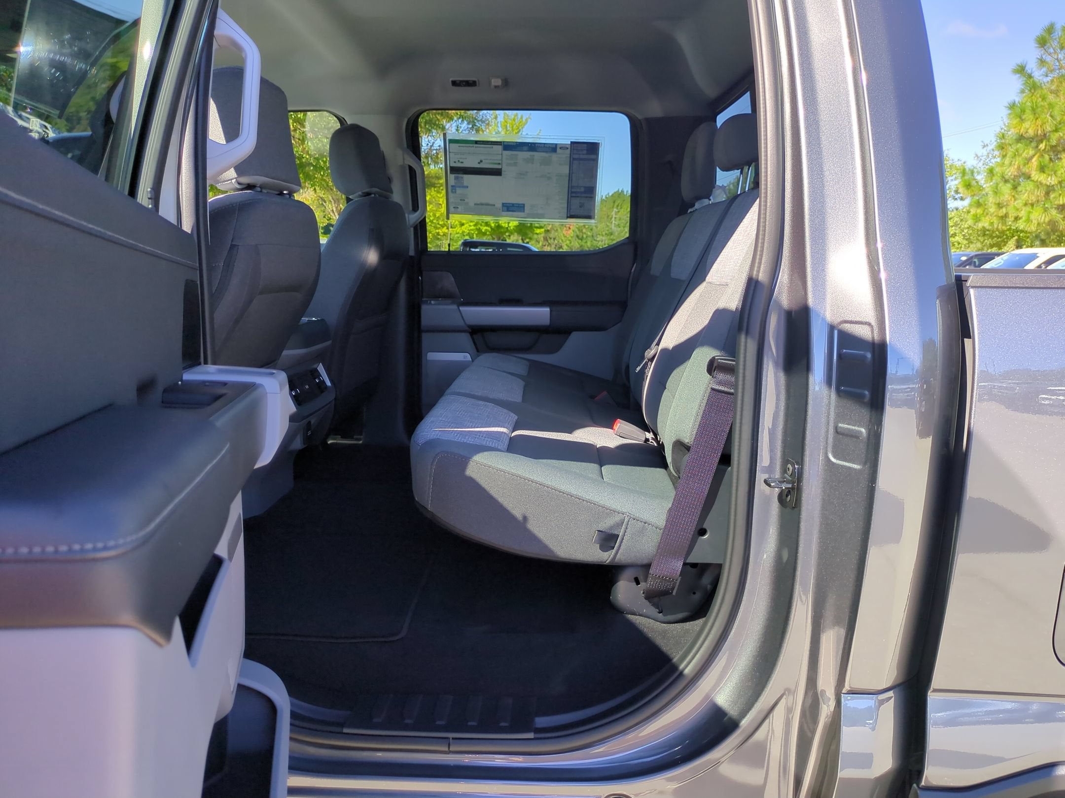 2027 Ford Super Duty F-350 SRW XLT