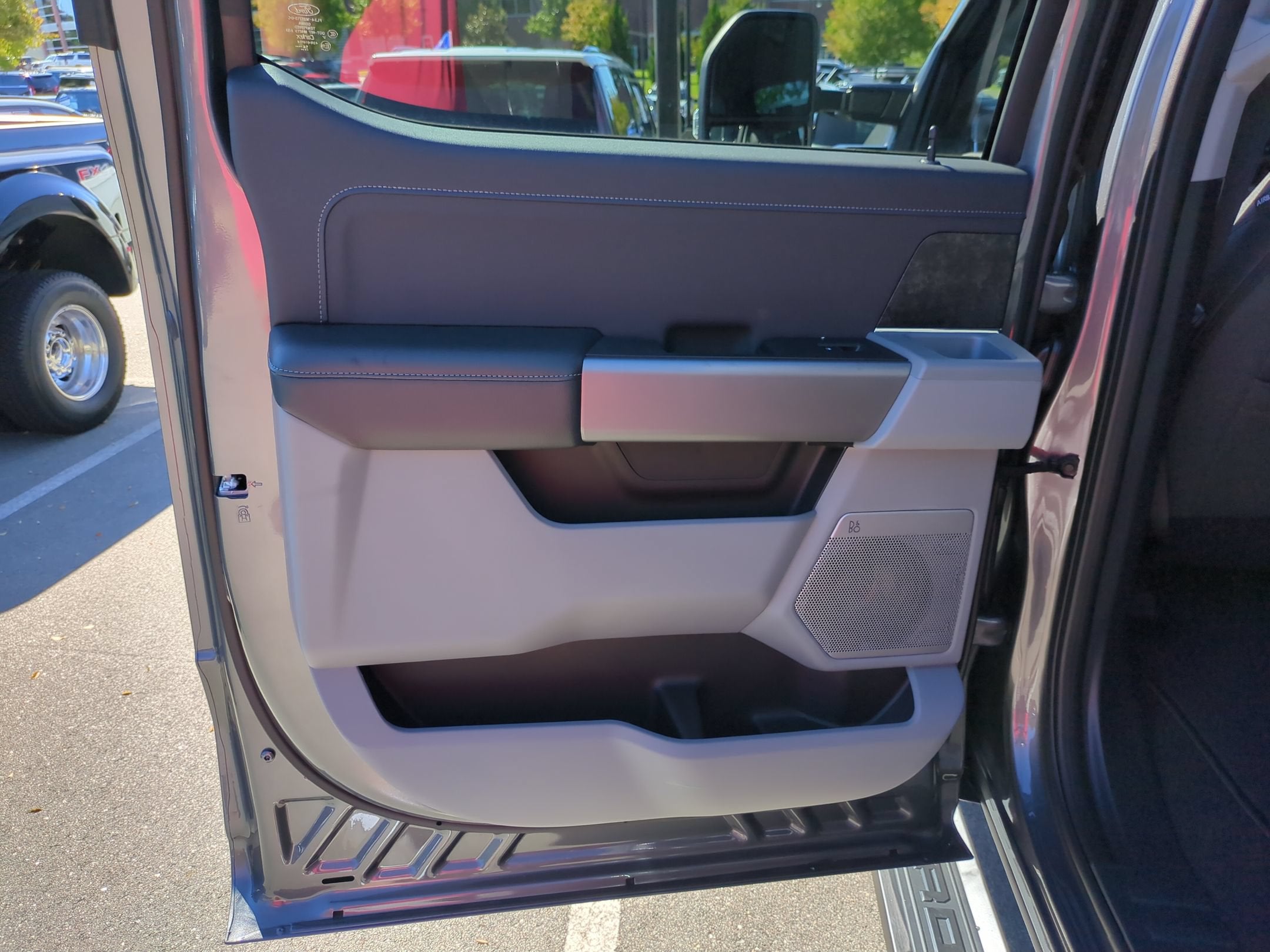 2027 Ford Super Duty F-350 SRW XLT