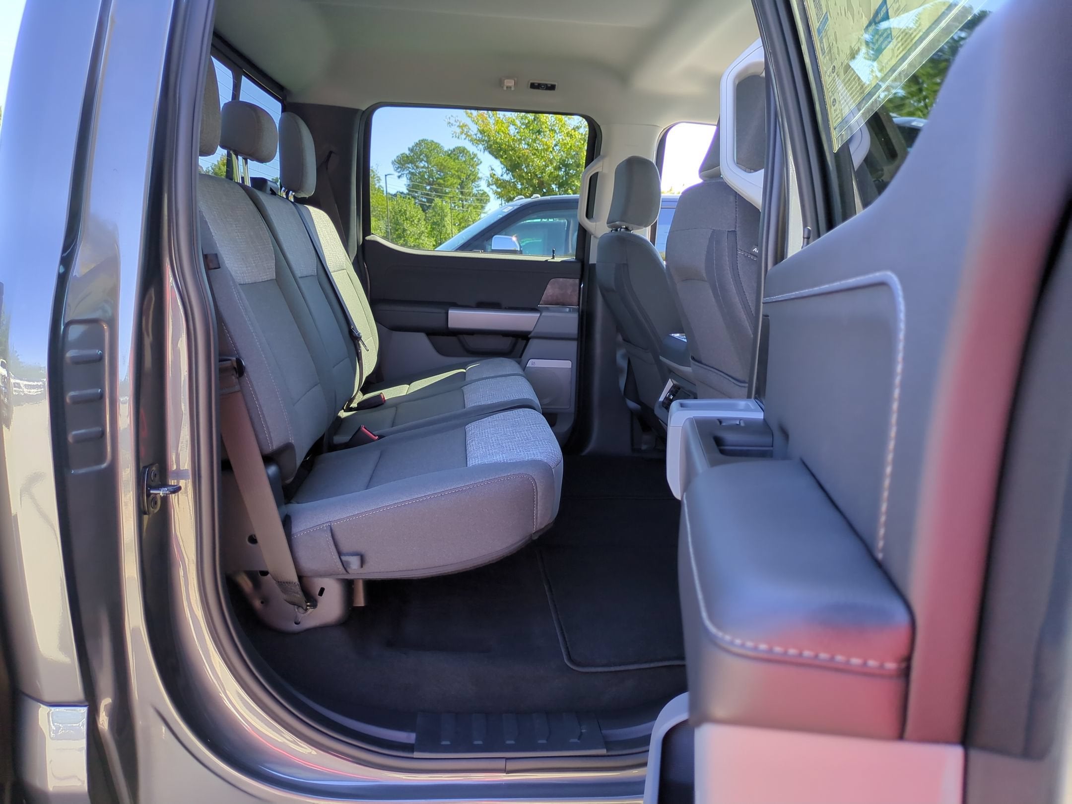 2027 Ford Super Duty F-350 SRW XLT