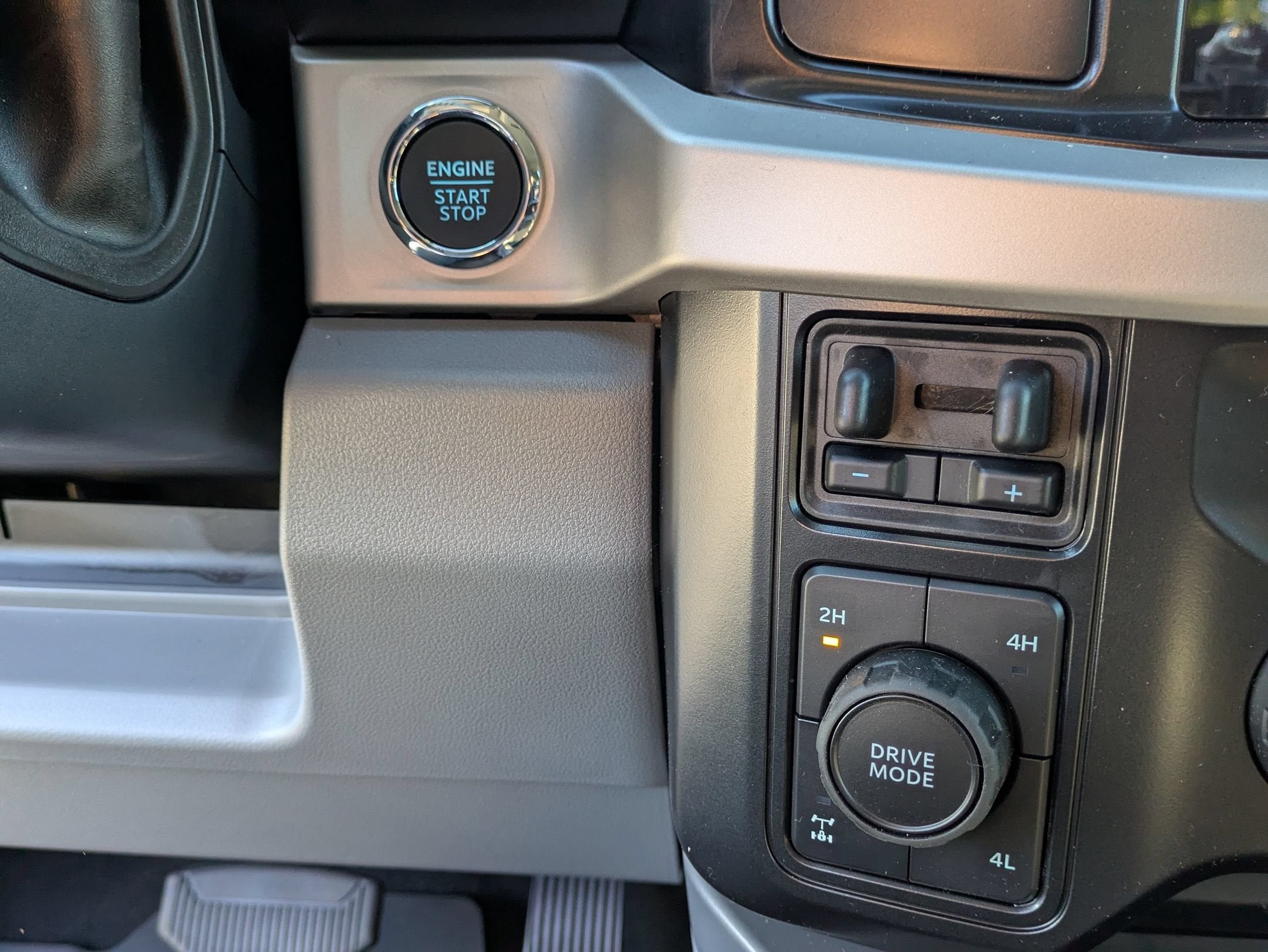 2027 Ford Super Duty F-350 SRW XLT