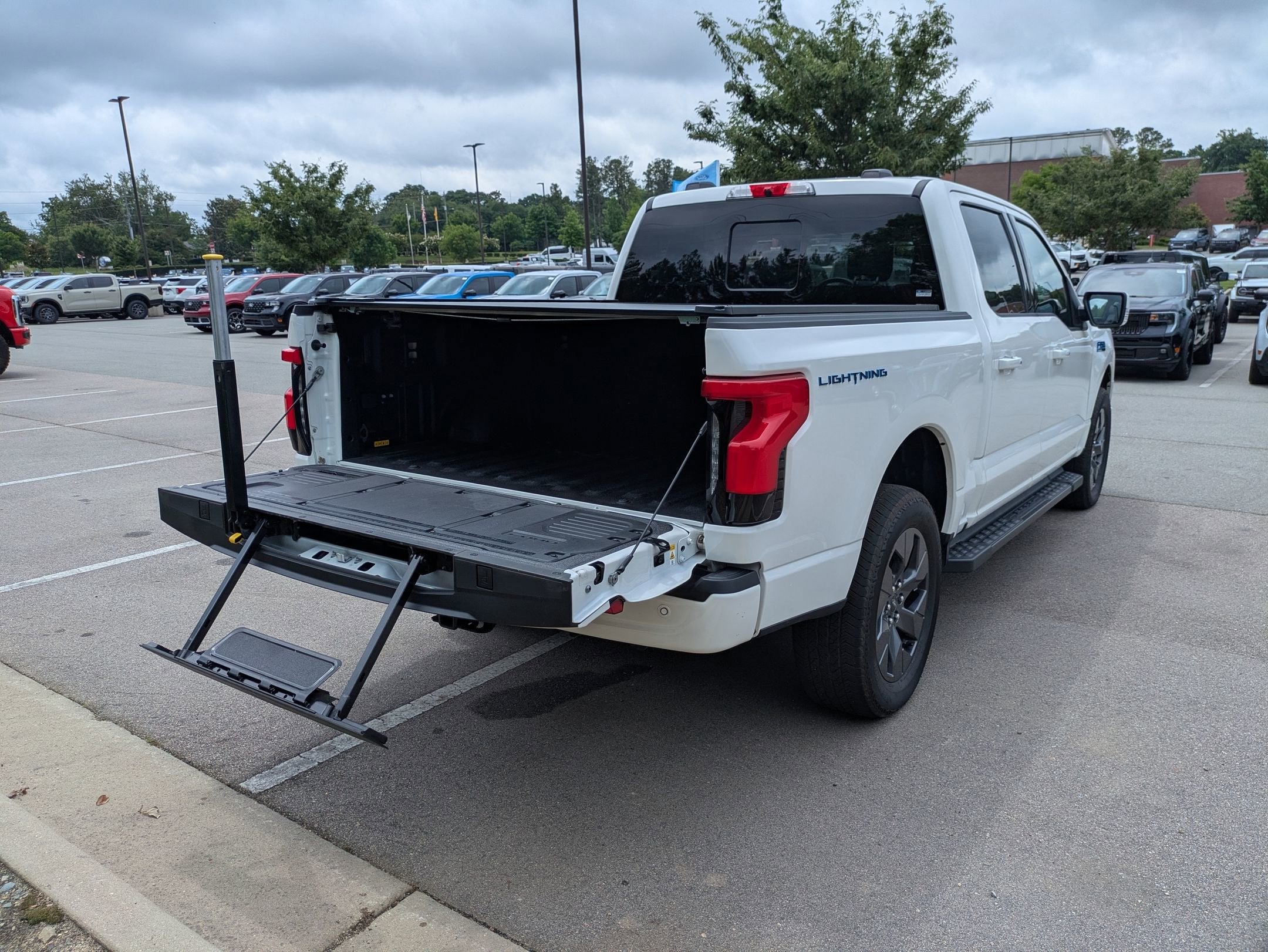 2025 Ford F-150 Lightning LARIAT
