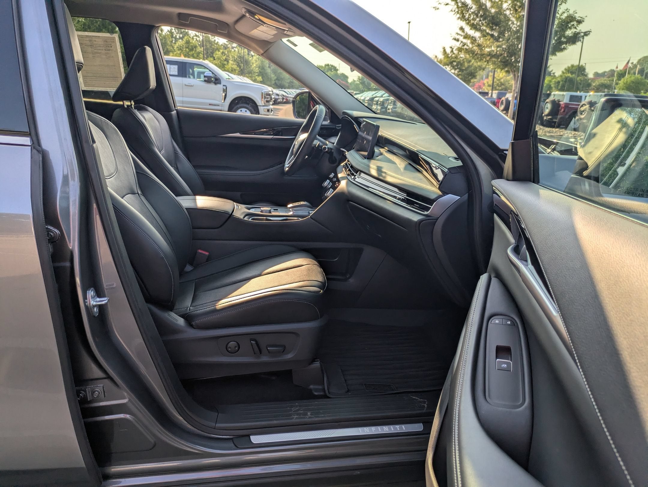 2025 INFINITI QX60 PURE