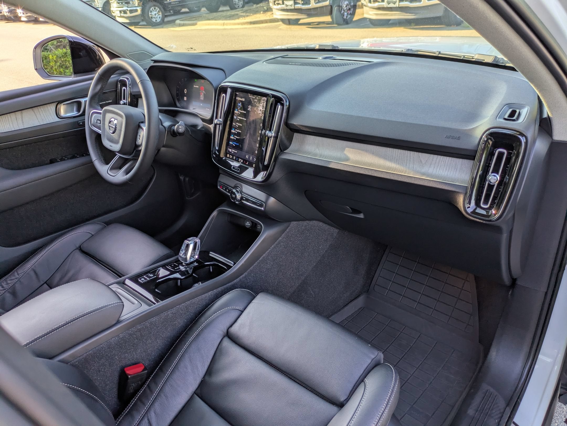 2023 Volvo XC40 Ultimate Dark Theme