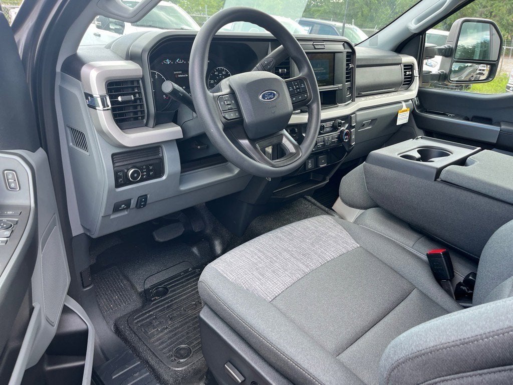 2025 Ford Super Duty F-600 DRW XLT